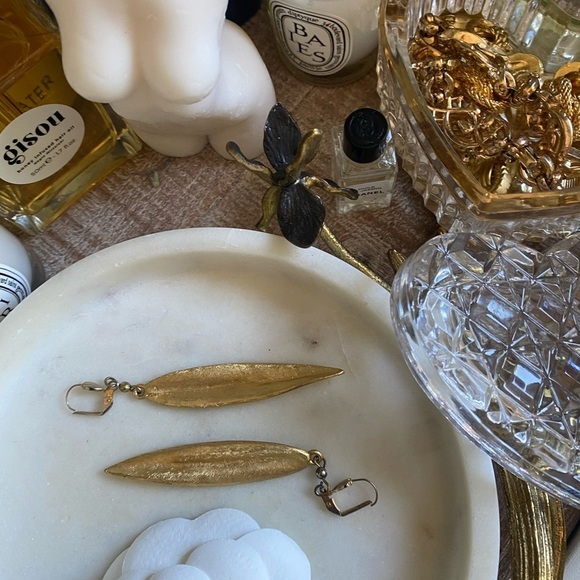 French hook long gold tone feather leaf earrings - Picture 8 of 8